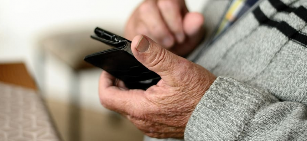 Gli studenti insegnano ai pensionati ad usare smartphone, internet, pc
